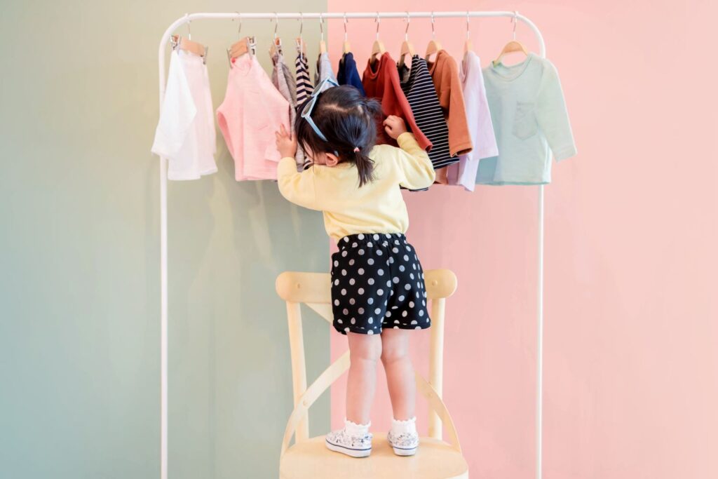 kids-choosing-clothes